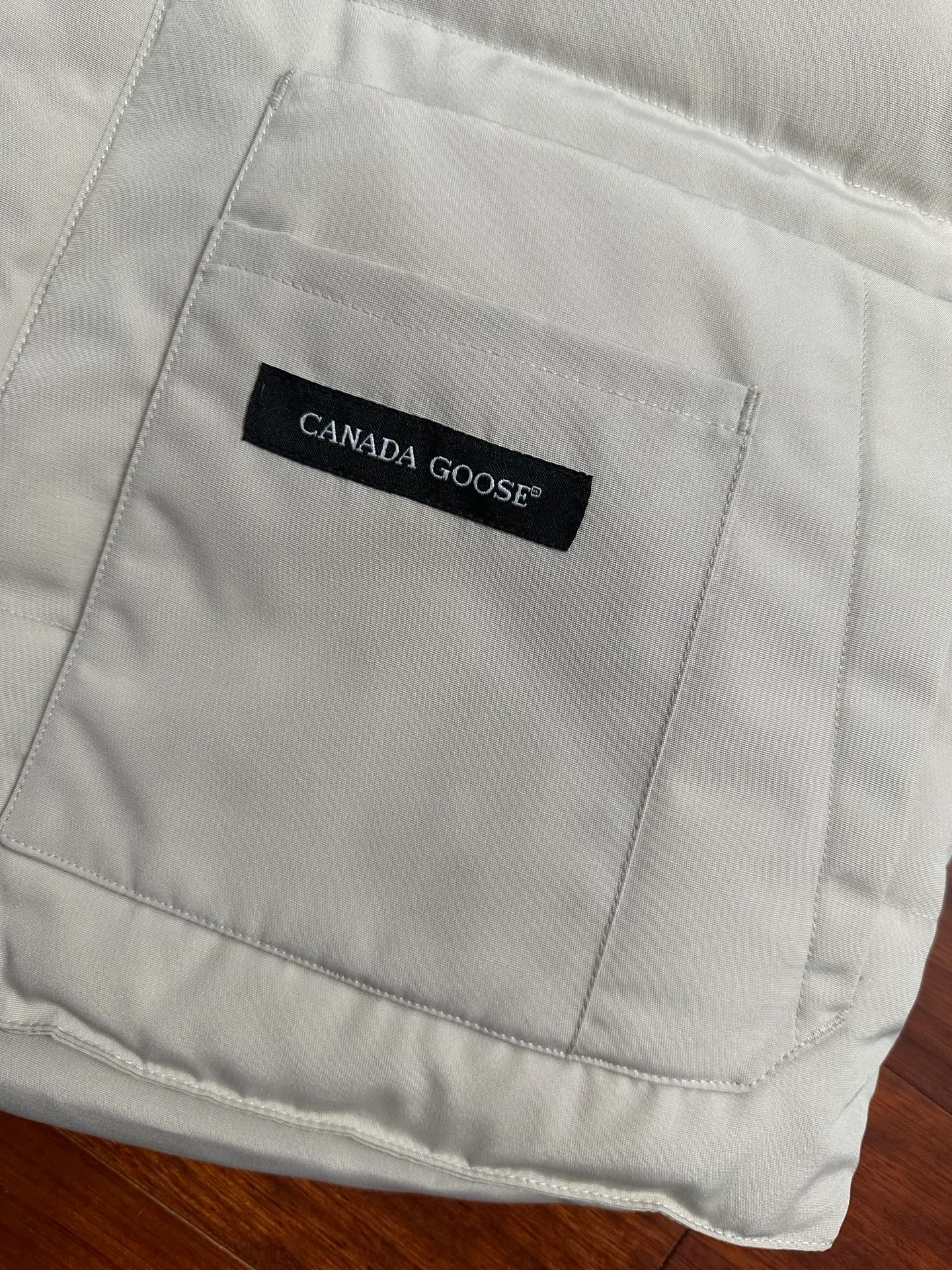 P520 Canada Goose down vest, dark gray and versatile, warm and stylish, easily adaptable to many styles, great for layering in autumn and winter~ There is only one protagonist in autumn and winter every year, and that is the goose. Any other category is a supporting role. Super stylish, simple and versatile, a must-buy item in autumn and winter. This excellent down vest can be freely layered with various clothes, it can be worn with T-shirts, sweaters, sweaters, and thin cotton, and it is made of wear-resistant fabric without being pretentious! Color: black, gray, white Size: XS, S, M, L, XL, XXL